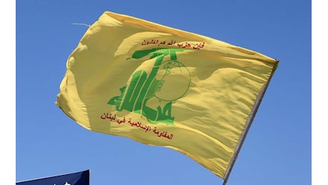 Sfregio in piazza, sfilò al corteo del 25 aprile avvolta nella bandiera di Hezbollah: indagata per istigazione al terrorismo