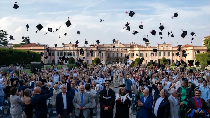 Laurea in tasca, lavoro assicurato. Insubria, servizi top per studenti - Il Giorno