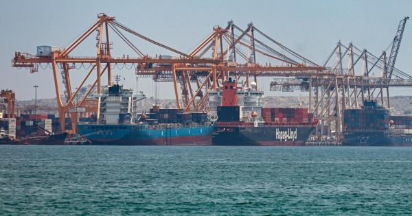 Bloomberg, 'dopo i raid Usa traffico navale in Stretto Hormuz è quasi fermo'