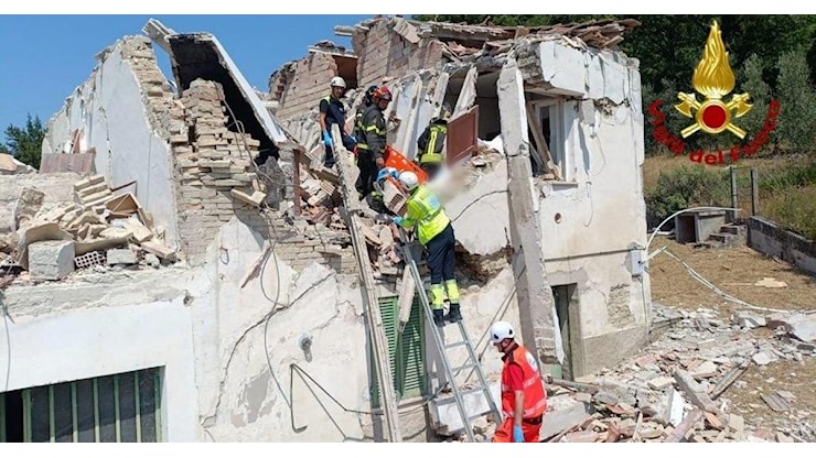 Crolla un casolare a Rosora, uomo estratto vivo dalle macerie - RaiNews
