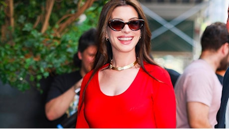 Look premaman rosso Anne Hathaway: il dettaglio che colpisce