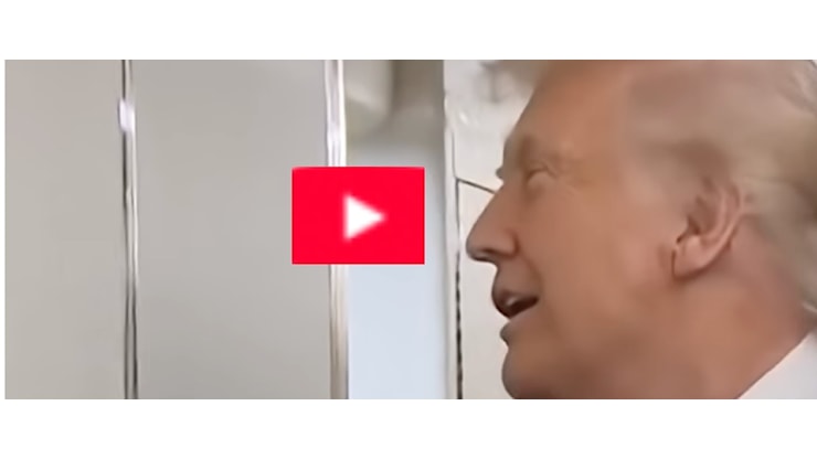 Trump viene colpito dalla porta del bagno occupato nel jet privato e ci scherza su: Oh salve, c'è qualcuno... (video) - Secolo d'Italia