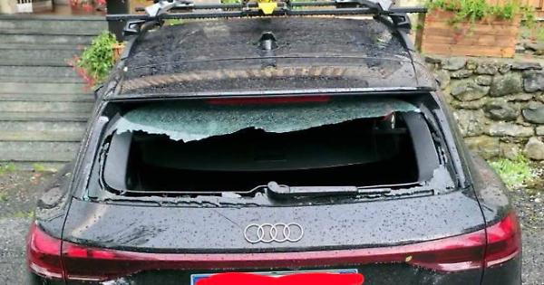 Lunotti delle auto distrutti dalla grandine e oggi è di nuovo allerta gialla per i temporali