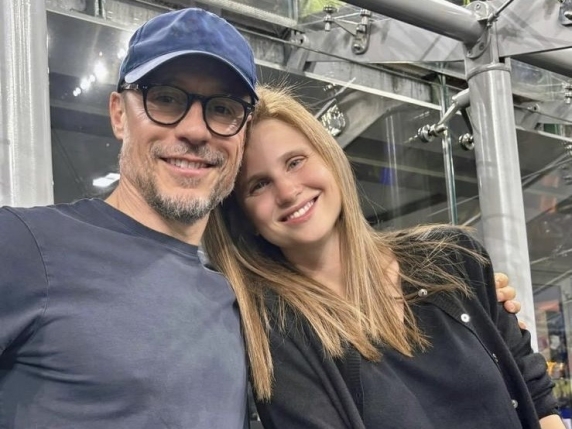 “Anche se sembriamo in due, siamo in tre”: Stefano Accorsi annuncia così l'arrivo del quinto figlio
