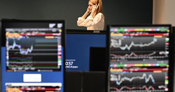 Borsa: l'Europa peggiora con attesa Nasdaq pesante, a Milano crolla StM