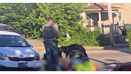 Sparatoria con agenti Ice nel Maine, una persona uccisa a Biddeford