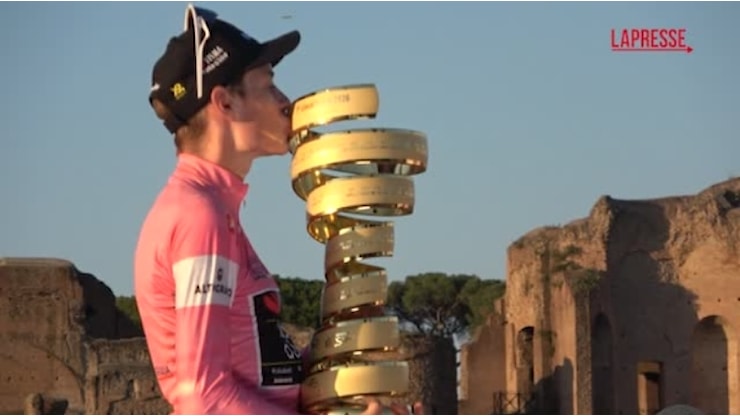 Vingegaard trionfa al Giro d'Italia, la premiazione al Circo Massimo a Roma - Corriere TV