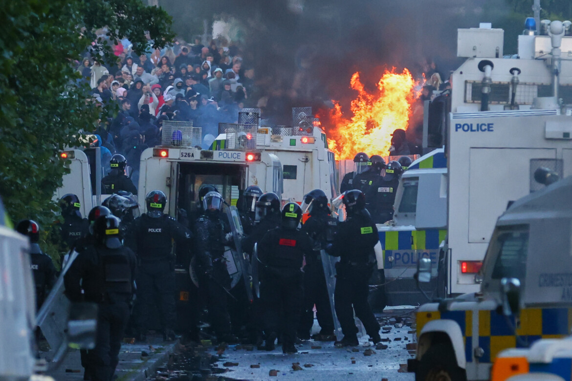 Notte di scontri a Belfast, assediato centro per migranti