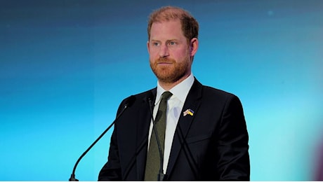 Harry senza alloggio a Buckingham Palace, re Carlo ritira l'invito: «Risposta tardiva»