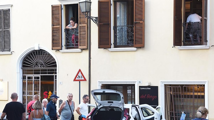 Auto senza controllo piomba sulla folla - Il Resto del Carlino