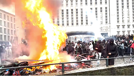 Bruxelles, barricate e scontri alla stazione centrale: la polizia risponde con idranti e lacrimogeni