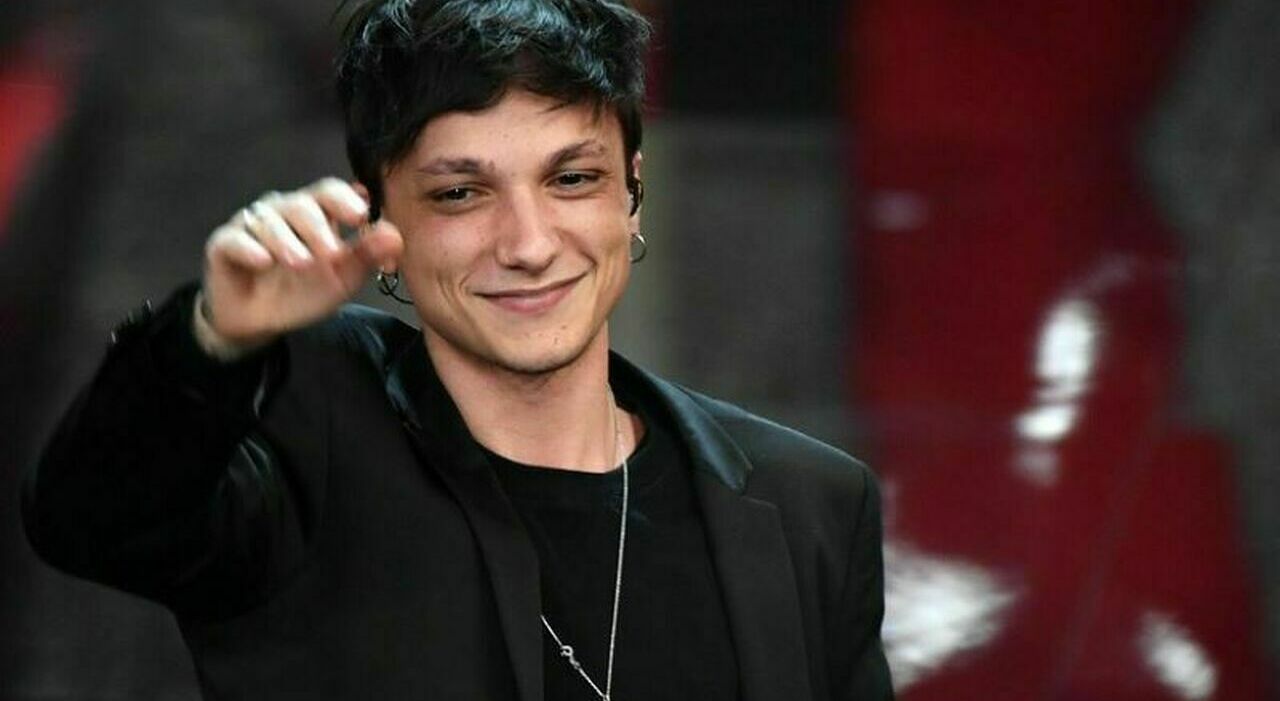 Ultimo in concerto a Tor Vergata: 48 brani in scaletta e pubblico mai visto, numeri e emozioni della serata