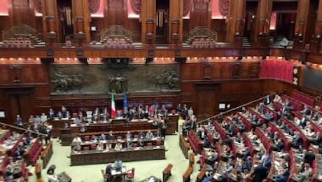 Legge elettorale, il voto in Aula alla Camera, poi gli applausi della maggioranza per il Sì