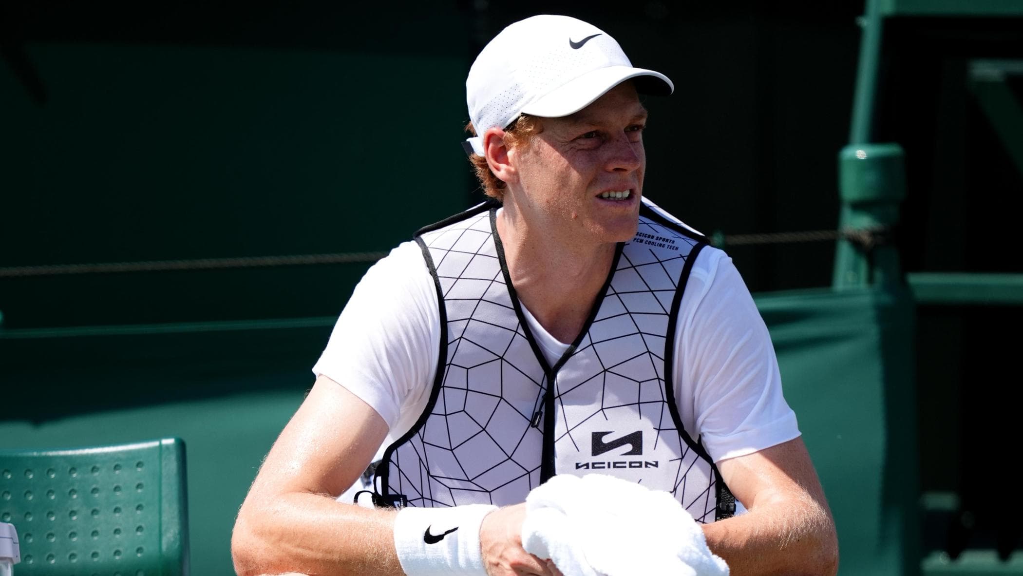 Sinner a Wimbledon con il giubbotto refrigerante: “Forse a Parigi abbiamo sbagliato qualcosa