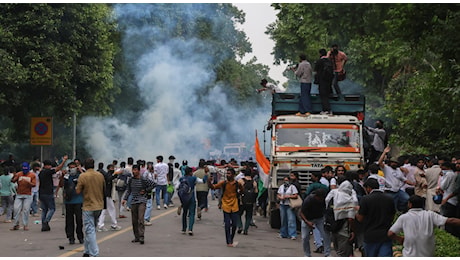Scarafaggi in Parlamento, la protesta che sfida Modi in India