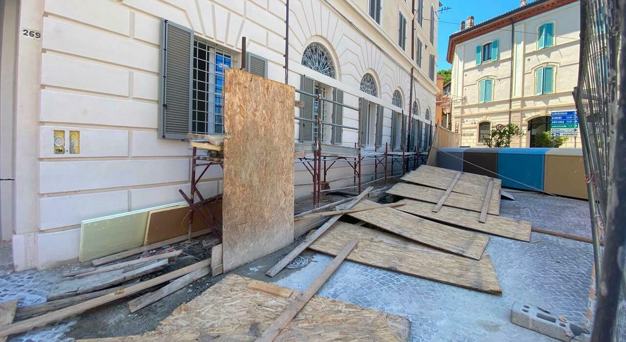 Cade un fulmine, blackout in mezza Pesaro. Al cantiere del San Benedetto giù le impalcature. Recuperata in porto una barca semi affondata