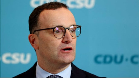 Berlino, il caso Spahn e la maternità surrogata: il capogruppo Cdu si dimette