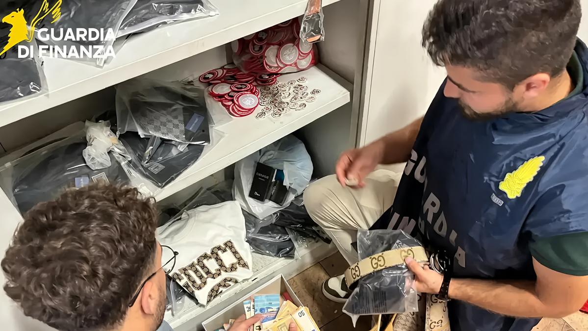 Chiusa ‘boutique del falso’, sequestrati oltre 15mila capi contraffatti per un valore di 200mila euro