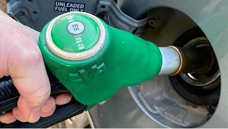 Bloomberg, l'Ue valuta il congelamento del price cap al petrolio russo
