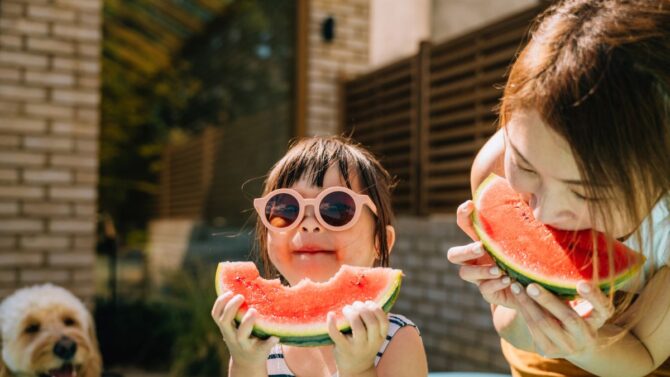 Con 35 gradi non basta bere: i cibi che idratano davvero