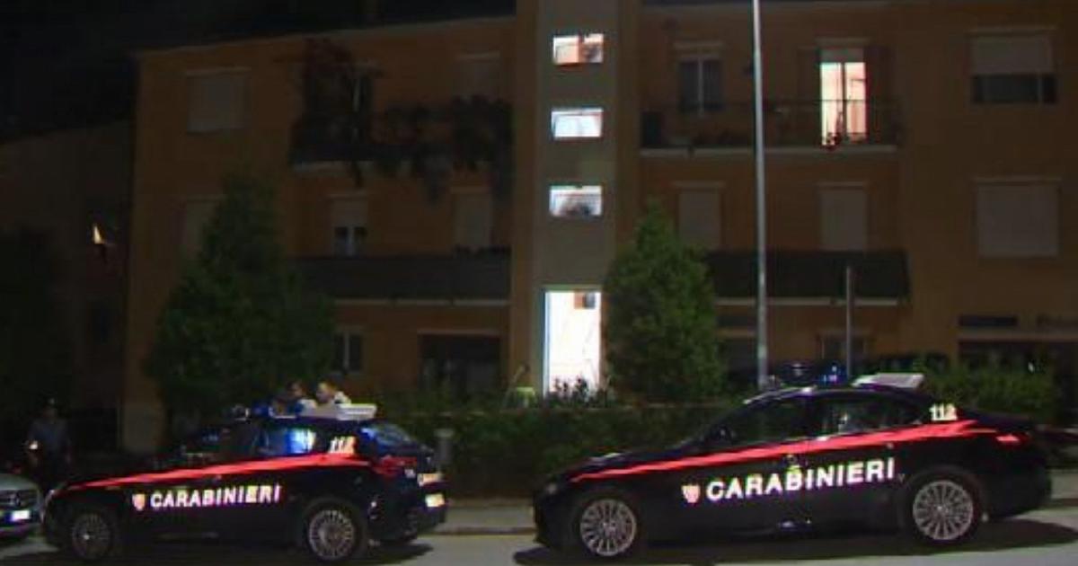 Uccisa a coltellate dall'ex compagno dopo una lite nelle Marche