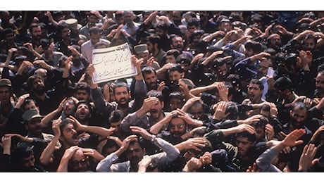 Sondaggio Usa boccia la guerra in Iran, cala il consenso per Trump. Funerale di Khamenei a Qom e attacco missilistico a Hormuz