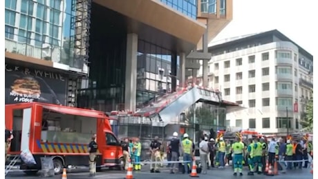 Incendio alla Oxy Tower di Bruxelles: sei operai morti nell’ascensore crollato