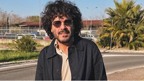 Francesco Renga fatto scendere da un aereo Ryanair: il video dell'alterco con il personale di bordo