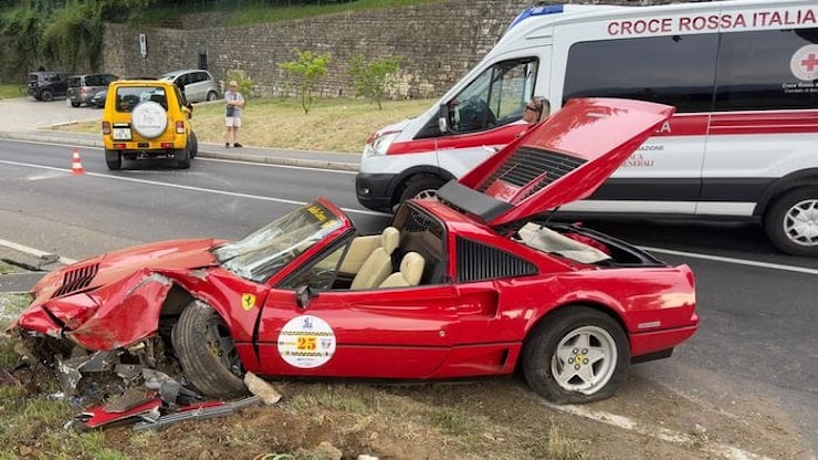 Ferrari storica contro un albero al Bergamo Historic Gran Prix - L'Eco di Bergamo