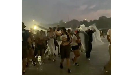 Bad Bunny a Milano, concerto interrotto dalla grandine: l'evacuazione e i feriti tra gli spettatori