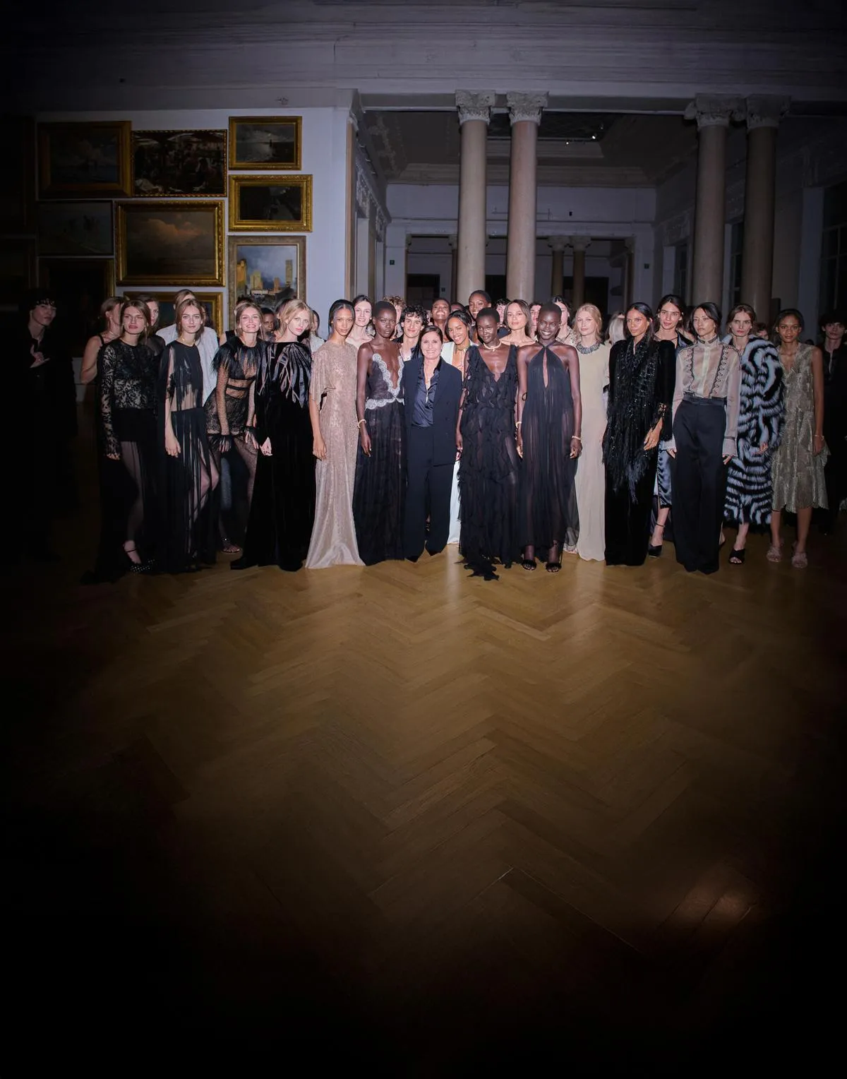 La prima couture di Fendi by Chiuri sfila a Roma tra rigore e sensualità