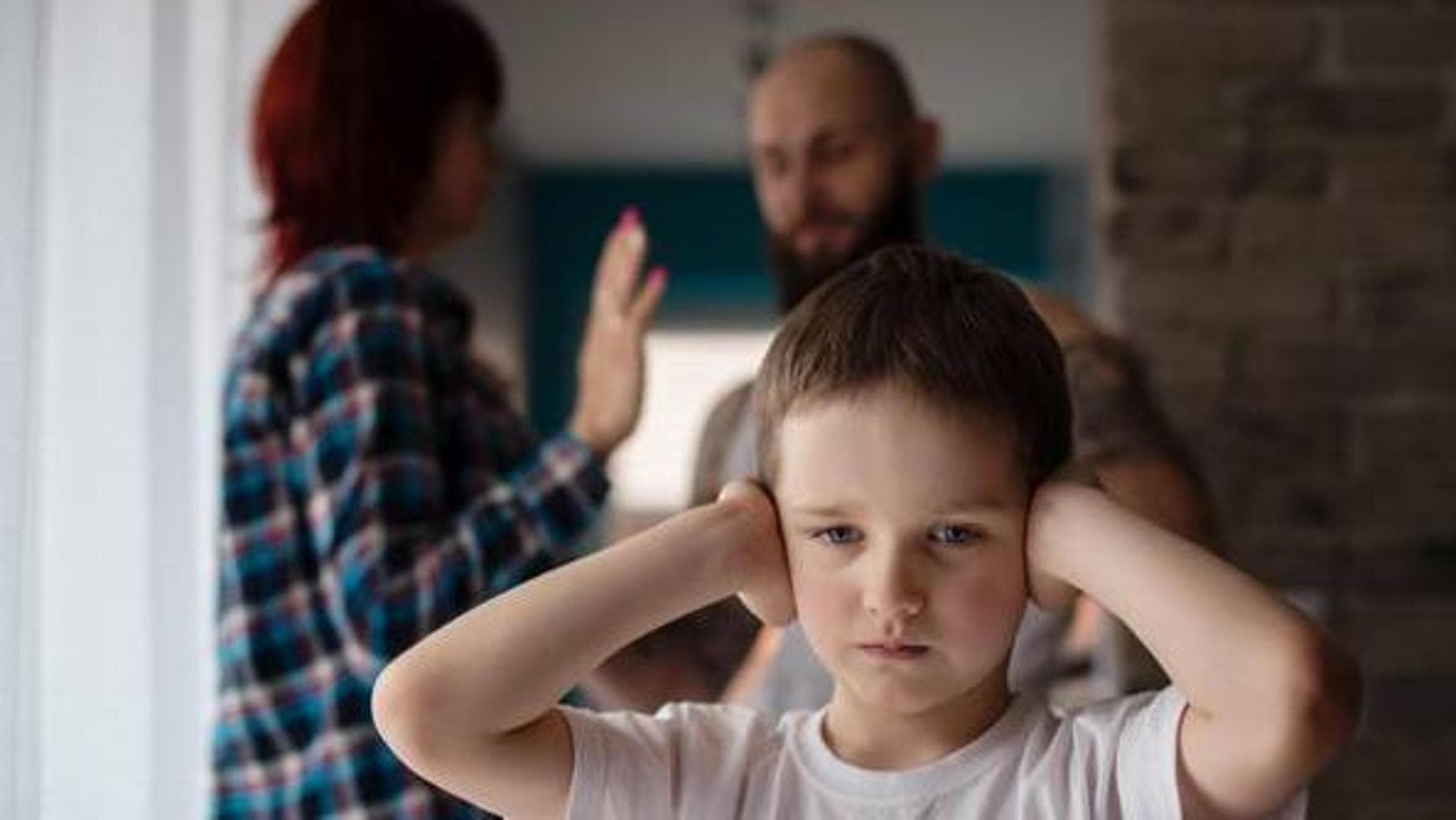 “Papà sta soffocando la mamma”: a 11 anni chiama la polizia e denuncia le violenze in famiglia