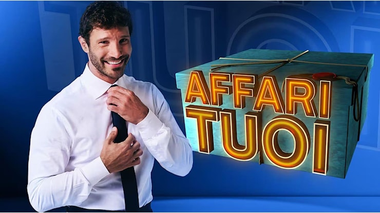Stefano De Martino, Affari Tuoi torna ma è una replica: la scelta scatena polemiche, cos'è successo - BadTaste