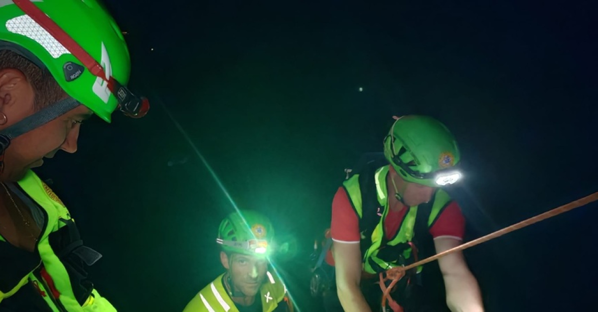 Una notte di ricerche al buio con droni e unità cinofile. Poi lo stop alle operazioni: troppo pericoloso proseguire al buio. All'alba la tragica scoperta