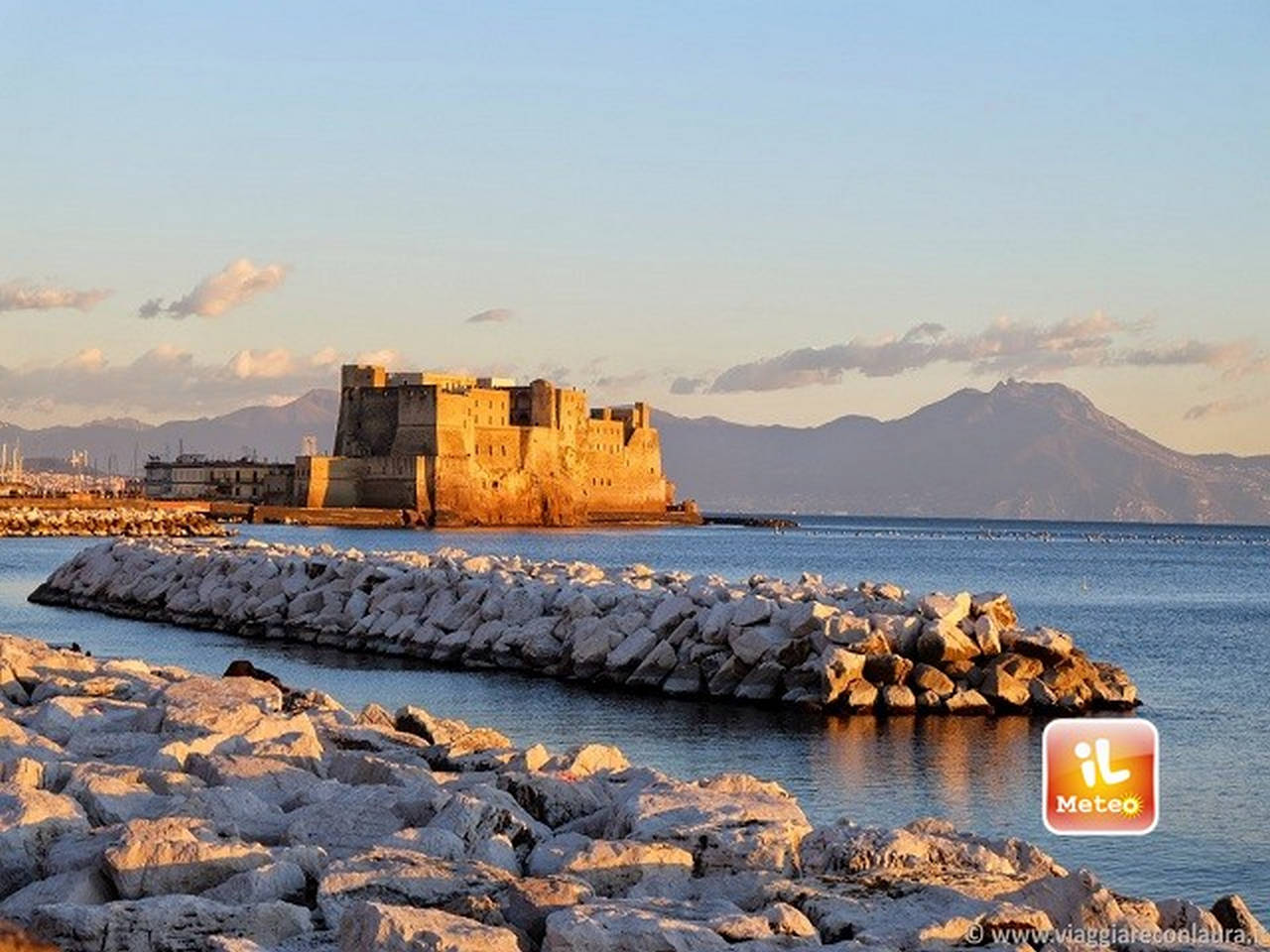 Meteo Napoli: oggi sole e caldo, Sabato 18 poco nuvoloso, Domenica 19 sole e caldo