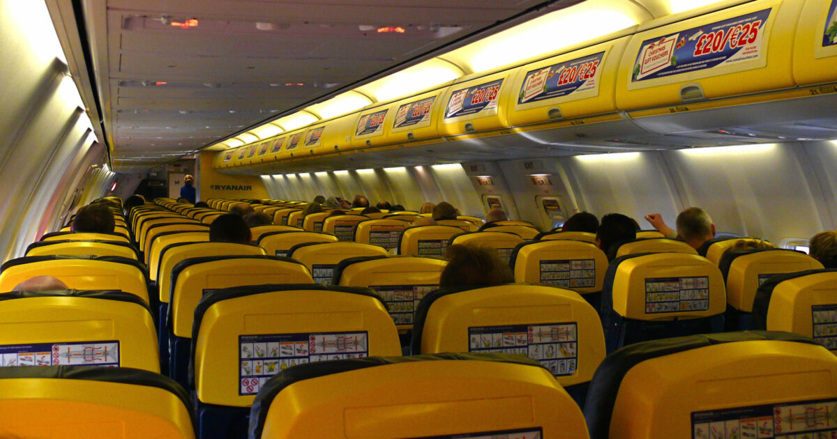 Il volo Ryanair Bergamo-Catania ha 19 ore di ritardo, esplode la rabbia dei passeggeri accampati in aeroporto: Abbiamo avuto solo un voucher da 4 euro per la colazione