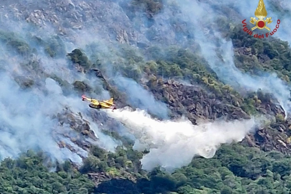 Incendi nell'Ossola, il fuoco avanza sui monti della Val Grande: sabato in azione tre Canadair