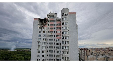 Ucraina, nuovo attacco alla raffineria Ilsky nel sud della Russia: fiamme e carenza di carburante