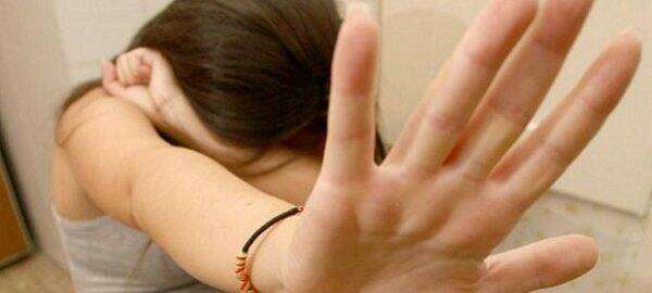 Costringe la moglie incinta a prostituirsi, arrestato