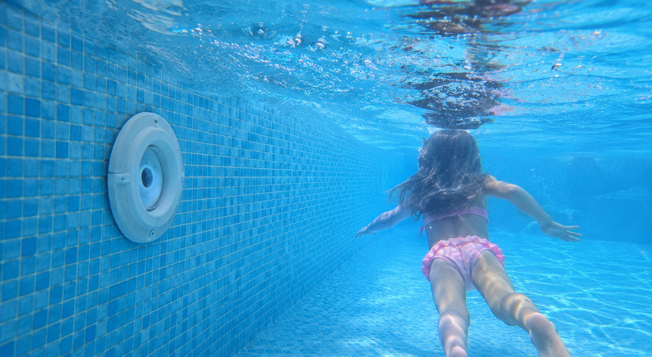 Bambina risucchiata dal bocchettone della piscina: è stata salvata. I genitori: «E se avesse avuto i capelli sciolti?»