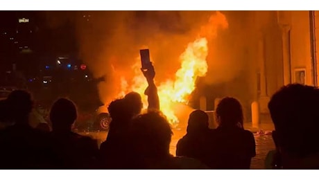 Guerriglia a Bologna, settanta poliziotti feriti