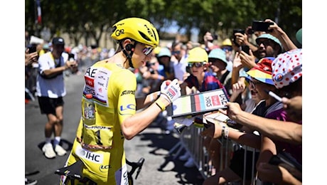 Evenepoel vince la crono del Tour de France, Pogacar resta in maglia gialla