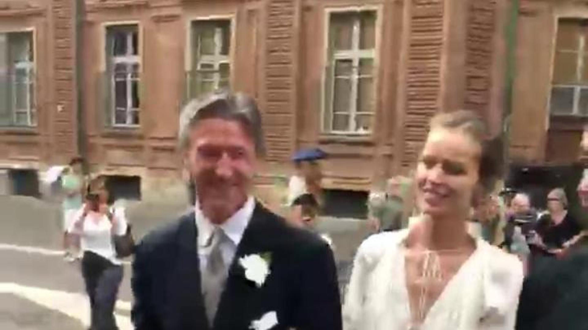 Eva Herzigova e Gregorio Marsiaj escono da Palazzo Carignano dopo il sì
