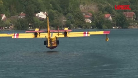 Francia, Canadair in azione nella foresta di Fontainebleau per spegnere il maxi incendio