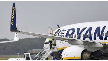 Ryanair interrompe i voli in 13 aeroporti tra il 2026 e il 2027: costi, tasse e tutti gli scali