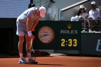 Sinner e il ko al Roland Garros, Isner: Colpa dei capelli rossi