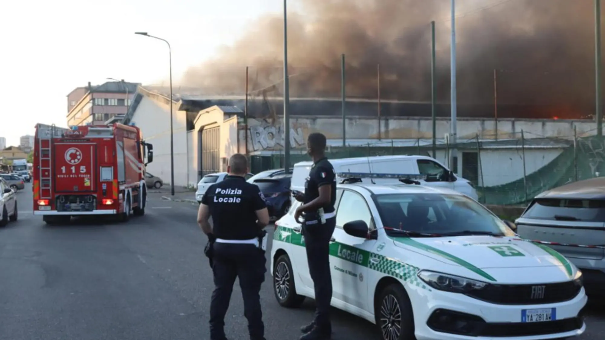 Milano, incendio in un deposito: fumo nero visibile da km