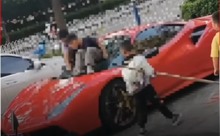 Bambini giocano su una Ferrari e la trasformano in uno scivolo: danni per 4.000 euro