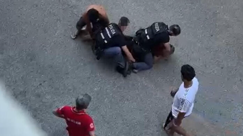 «Aiuto, basta». Un 43enne ammanettato muore durante l'intervento della polizia