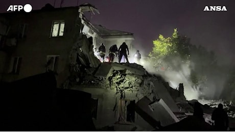 Zaporizhzhia, raid russo sui palazzi: almeno 17 morti